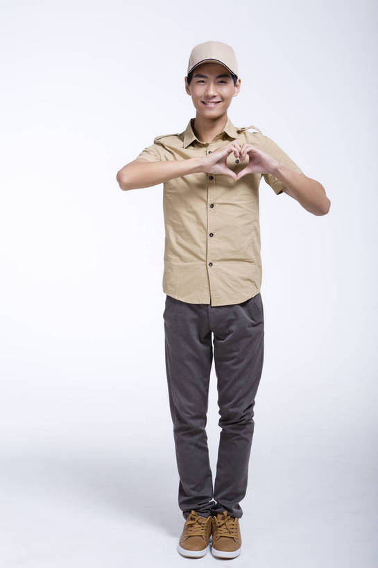 东方人,一个人,站,竖图,彩色,室内,白天,抠图,白色背景,正面,工作服,北京,中国,工作,图片,职业装,手势,快递员,职业,休闲,活力,可爱,竖,摄影,青春,乐观,男人,男性,年轻男性,亚洲人,中国人,年轻人,心型,全身,影棚拍摄,高兴,愉快,bj174