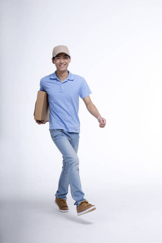 东方人,一个人,跑,竖图,彩色,室内,白天,抠图,白色背景,正面,工作服,北京,中国,工作,图片,职业装,盒子,快递员,职业,休闲,活力,可爱,竖,摄影,青春,送货,乐观,男人,男性,年轻男性,亚洲人,中国人,年轻人,全身,影棚拍摄,高兴,愉快,bj174