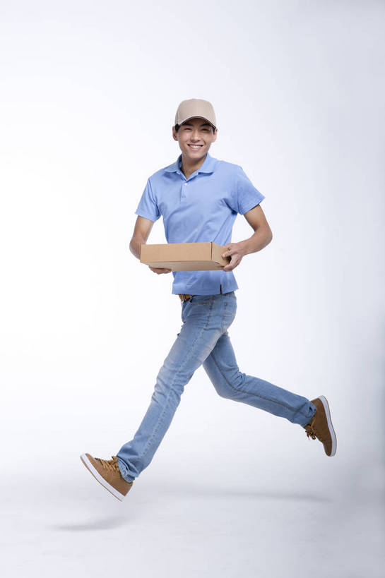 东方人,一个人,跑,竖图,彩色,室内,白天,抠图,白色背景,侧面,工作服,北京,中国,工作,图片,职业装,盒子,快递员,职业,休闲,活力,可爱,竖,摄影,青春,送货,乐观,男人,男性,年轻男性,亚洲人,中国人,年轻人,全身,影棚拍摄,高兴,愉快,bj174