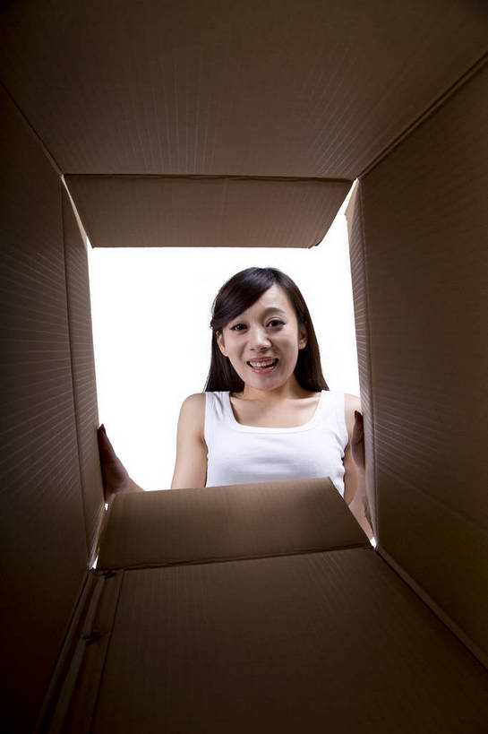 东方人,站,竖图,彩色,室内,白天,抠图,白色背景,正面,时尚,北京,中国,仅一个人,图片,纸箱,俯身,休闲服,活力,可爱,美女,竖,自信,摄影,生活方式,青春,轻松,乐观,年轻女性,女人,女性,亚洲人,中国人,年轻人,半身,影棚拍摄,愉快,bj174