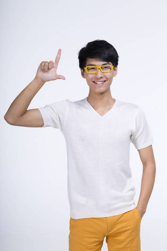 东方人,一个人,站,竖图,彩色,室内,白天,抠图,白色背景,正面,时尚,北京,中国,图片,手势,休闲,休闲服,活力,可爱,竖,摄影,生活方式,青春,戴眼镜,乐观,男人,男性,年轻男性,亚洲人,中国人,年轻人,半身,影棚拍摄,高兴,愉快,bj174