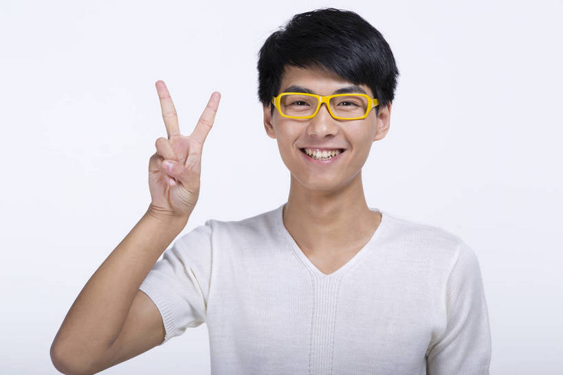 东方人,一个人,站,横图,彩色,室内,白天,抠图,白色背景,正面,时尚,北京,中国,图片,手势,休闲,休闲服,活力,可爱,摄影,生活方式,青春,戴眼镜,乐观,男人,男性,年轻男性,亚洲人,中国人,年轻人,半身,影棚拍摄,高兴,愉快,bj174