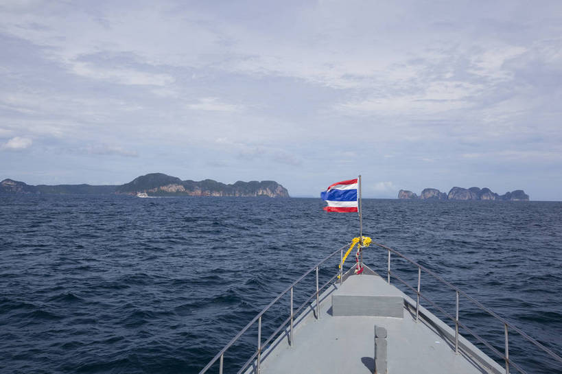 无人,横图,彩色,室外,特写,白天,旅游,度假,美景,名胜古迹,标志建筑,地标,建筑,船,旗帜,国旗,泰国,亚洲,局部,遗迹,图片,海平面,古迹,文物,娱乐,建设,古建筑,普吉岛,自然,海水,享受,休闲,旅游胜地,放松,摄影,东南亚,甲板,海滨,古文明,泰王国,皮皮岛,安达曼海,普吉,披披岛,旗,海,旅行,泰国国旗,bj174