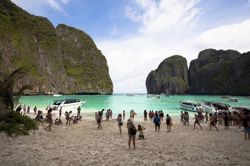 游泳,横图,彩色,室外,白天,旅游,度假,美景,名胜古迹,沙滩,山,标志建筑,地标,建筑,船,泰国,亚洲,游客,遗迹,图片,山峰,海平面,巨石,古迹,文物,娱乐,建设,古建筑,普吉岛,游船,自然,海水,享受,休闲,旅游胜地,放松,摄影,东南亚,海滨,古文明,泰王国,皮皮岛,普吉,披披岛,海,海滩,旅行,bj174