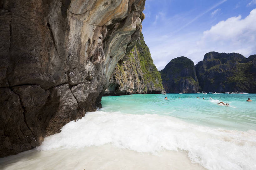 游泳,横图,彩色,室外,白天,旅游,度假,美景,名胜古迹,沙滩,山,标志建筑,地标,建筑,船,泰国,亚洲,游客,遗迹,图片,山峰,海平面,巨石,古迹,文物,娱乐,建设,古建筑,普吉岛,游船,自然,海水,享受,休闲,旅游胜地,放松,摄影,东南亚,海滨,古文明,泰王国,皮皮岛,普吉,披披岛,海,海滩,旅行,bj174