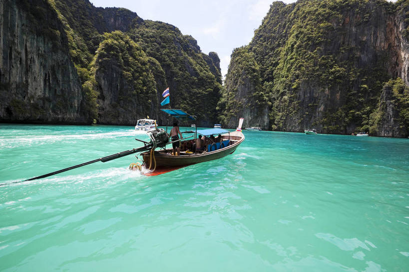 游泳,横图,彩色,室外,白天,旅游,度假,美景,名胜古迹,沙滩,山,标志建筑,地标,建筑,船,泰国,亚洲,游客,遗迹,图片,山峰,海平面,巨石,古迹,文物,娱乐,建设,古建筑,普吉岛,游船,自然,海水,享受,休闲,旅游胜地,放松,摄影,东南亚,海滨,古文明,泰王国,皮皮岛,普吉,披披岛,海,海滩,旅行,bj174