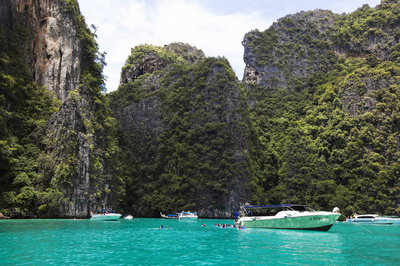 游泳,横图,彩色,室外,白天,旅游,度假,美景,名胜古迹,沙滩,山,标志建筑,地标,建筑,船,泰国,亚洲,游客,遗迹,图片,山峰,海平面,巨石,古迹,文物,娱乐,建设,古建筑,普吉岛,游船,自然,海水,享受,休闲,旅游胜地,放松,摄影,东南亚,海滨,古文明,泰王国,皮皮岛,普吉,披披岛,海,海滩,旅行,bj174