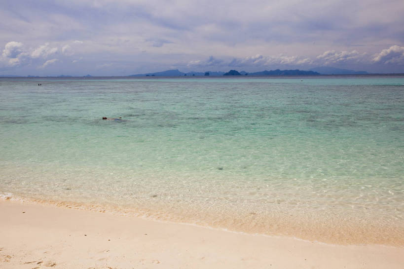 游泳,横图,彩色,室外,白天,旅游,度假,美景,名胜古迹,沙滩,标志建筑,地标,建筑,泰国,亚洲,游客,遗迹,图片,海平面,古迹,文物,娱乐,建设,古建筑,普吉岛,自然,海水,享受,休闲,旅游胜地,放松,摄影,东南亚,海滨,古文明,泰王国,皮皮岛,普吉,披披岛,甲米府,海,海滩,旅行,大皮皮岛,竹子岛,bj174