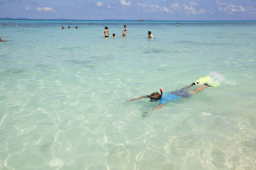 游泳,横图,彩色,室外,特写,白天,旅游,度假,美景,名胜古迹,沙滩,标志建筑,地标,建筑,泰国,亚洲,游客,遗迹,图片,海平面,古迹,文物,娱乐,建设,古建筑,普吉岛,自然,海水,享受,休闲,旅游胜地,放松,摄影,东南亚,海滨,古文明,泰王国,皮皮岛,普吉,披披岛,甲米府,海,海滩,旅行,大皮皮岛,竹子岛,bj174