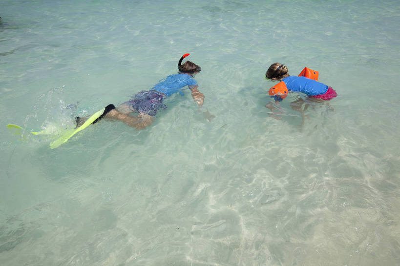 游泳,横图,彩色,室外,特写,白天,旅游,度假,美景,名胜古迹,沙滩,标志建筑,地标,建筑,泰国,亚洲,游客,遗迹,图片,海平面,古迹,文物,娱乐,建设,古建筑,普吉岛,自然,海水,享受,休闲,旅游胜地,放松,摄影,东南亚,海滨,古文明,泰王国,皮皮岛,普吉,披披岛,甲米府,海,海滩,旅行,大皮皮岛,竹子岛,bj174