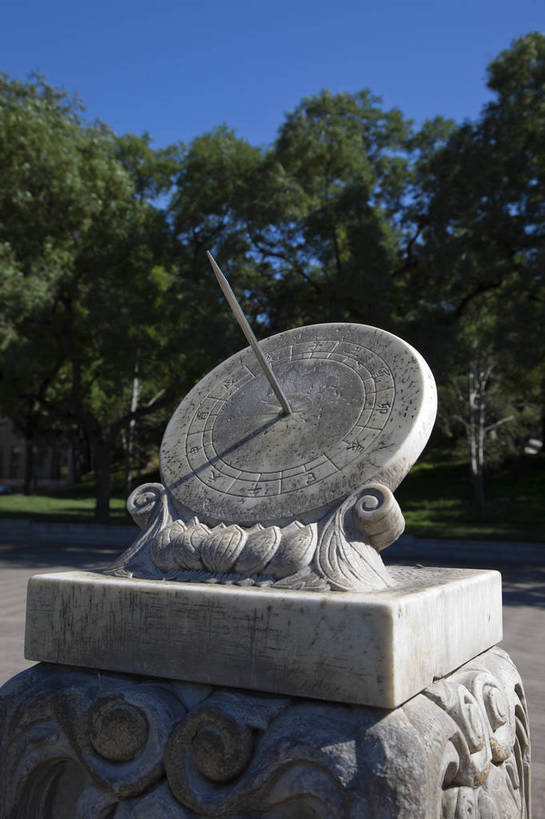 无人,学校,竖图,彩色,室外,特写,白天,旅游,度假,名胜古迹,标志建筑,地标,建筑,计时器,北京,中国,遗迹,图片,建筑群,古典,古迹,文物,娱乐,建设,古建筑,校园,享受,休闲,旅游胜地,放松,摄影,文明,中国文化,日晷,古文明,旅行,清华园,清华大学,bj174