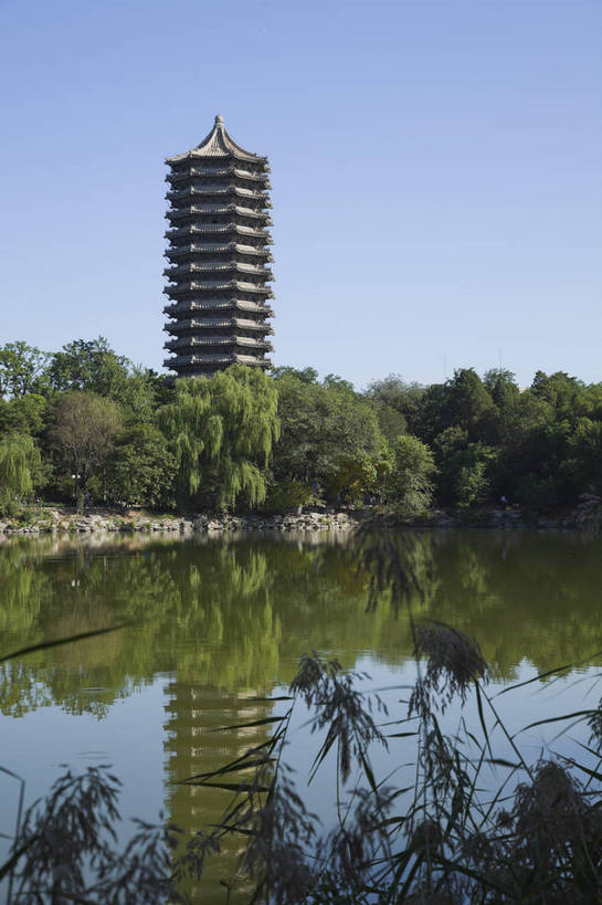 竖图,彩色,室外,白天,旅游,湖,美景,树林,北京,中国,图片,湖畔,塔,校园,自然,旅游胜地,摄影,清新,海淀区,旅行,北京大学,未名湖,bj174