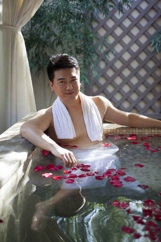 东方人,中年人,坐,微笑,竖图,彩色,室内,白天,正面,洗澡,时尚,成功,温泉,浴室,北京,中国,仅一个人,图片,豪华,干净,清洁,享受,休闲,健康,成熟,放松,活力,自信,保健,花瓣澡,泡温泉,摄影,生活方式,卫生,精明,泡汤,男人,男性,中年男性,亚洲人,中国人,全身,浴衣,沐浴,愉快,奢华,花瓣浴,bj174