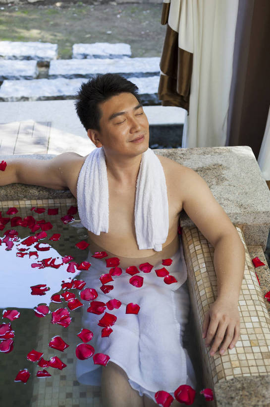 东方人,中年人,坐,微笑,竖图,彩色,室内,白天,正面,洗澡,时尚,成功,温泉,浴室,北京,中国,仅一个人,图片,豪华,干净,清洁,享受,休闲,健康,成熟,放松,活力,自信,保健,花瓣澡,泡温泉,摄影,生活方式,卫生,精明,泡汤,男人,男性,中年男性,亚洲人,中国人,半身,浴衣,沐浴,愉快,奢华,花瓣浴,bj174