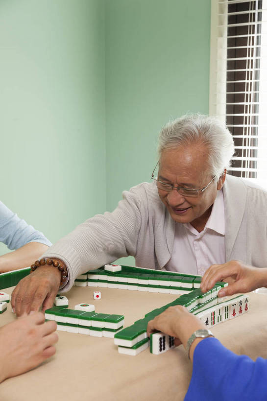 东方人,中年人,老年人,四个人,家庭,夫妻,竖图,彩色,室内,白天,侧面,聚会,度假,时尚,游戏,赌博,贪欲,幸福,竞争,玩具,北京,中国,图片,美丽,玩,娱乐,刺激,麻将,享受,休闲,健康,温馨,休闲服,成熟,活力,可爱,摄影,生活方式,活动,优雅,和睦,发泄,消遣,智力,亲情,赌具,居室,合家欢,团圆,投机,侥幸,欲望,宣泄,乐观,精明,男人,男性,女人,女性,中年男性,亚洲人,中国人,全家福,玩耍,嬉戏,半身,爱,高兴,愉快,胜负,输赢,奢华,bj174