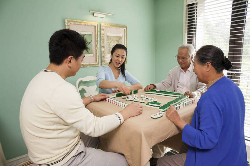 东方人,中年人,老年人,四个人,家庭,夫妻,横图,彩色,室内,白天,侧面,聚会,度假,时尚,游戏,赌博,贪欲,幸福,竞争,玩具,北京,中国,图片,美丽,玩,娱乐,刺激,背面,麻将,享受,休闲,健康,温馨,休闲服,成熟,活力,可爱,摄影,生活方式,活动,优雅,和睦,发泄,消遣,智力,亲情,赌具,居室,合家欢,团圆,投机,侥幸,欲望,宣泄,乐观,精明,男人,男性,女人,女性,中年男性,亚洲人,中国人,全家福,玩耍,嬉戏,半身,爱,高兴,愉快,胜负,输赢,奢华,bj174