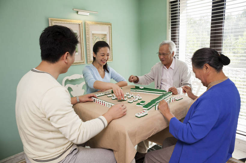 东方人,中年人,老年人,四个人,家庭,夫妻,横图,彩色,室内,白天,侧面,聚会,度假,时尚,游戏,赌博,贪欲,幸福,竞争,玩具,北京,中国,图片,美丽,玩,娱乐,刺激,背面,麻将,享受,休闲,健康,温馨,休闲服,成熟,活力,可爱,摄影,生活方式,活动,优雅,和睦,发泄,消遣,智力,亲情,赌具,居室,合家欢,团圆,投机,侥幸,欲望,宣泄,乐观,精明,男人,男性,年轻女性,女人,女性,亚洲人,中国人,全家福,玩耍,嬉戏,半身,爱,高兴,愉快,胜负,输赢,奢华,bj174