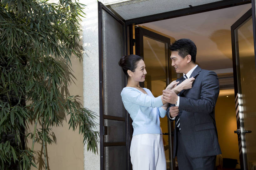 东方人,中年人,两个人,家庭,夫妻,站,横图,彩色,室外,白天,侧面,时尚,幸福,成功,门厅,北京,中国,上班,正装,图片,门口,豪华,美丽,休闲,健康,休闲服,成熟,活力,可爱,美女,自信,摄影,生活方式,告别,整理,优雅,亲近,亲情,家居服,居室,乐观,精明,男人,男性,年轻女性,女人,女性,中年男性,亚洲人,中国人,年轻人,情侣,半身,西服,爱,高兴,愉快,奢华,bj174