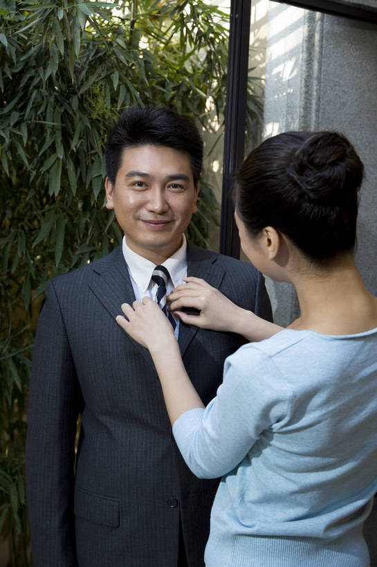 东方人,中年人,两个人,家庭,夫妻,站,竖图,彩色,室外,白天,正面,时尚,幸福,成功,门厅,北京,中国,上班,正装,图片,门口,豪华,美丽,背面,休闲,健康,休闲服,成熟,活力,可爱,美女,自信,摄影,生活方式,告别,整理,优雅,亲近,亲情,家居服,居室,乐观,精明,男人,男性,年轻女性,女人,女性,中年男性,亚洲人,中国人,年轻人,情侣,半身,西服,爱,高兴,愉快,奢华,bj174