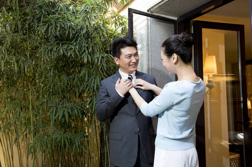 东方人,中年人,两个人,家庭,夫妻,站,横图,彩色,室外,白天,正面,时尚,幸福,成功,门厅,北京,中国,上班,正装,图片,门口,豪华,美丽,背面,休闲,健康,休闲服,成熟,活力,可爱,美女,自信,摄影,生活方式,告别,整理,优雅,亲近,亲情,家居服,居室,乐观,精明,男人,男性,年轻女性,女人,女性,中年男性,亚洲人,中国人,年轻人,情侣,半身,西服,爱,高兴,愉快,奢华,bj174