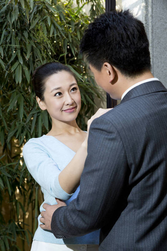 东方人,中年人,两个人,家庭,夫妻,站,竖图,彩色,室外,白天,正面,时尚,幸福,成功,门厅,北京,中国,上班,正装,图片,门口,豪华,美丽,背面,休闲,健康,休闲服,成熟,活力,可爱,美女,自信,摄影,生活方式,告别,优雅,亲近,亲情,家居服,居室,乐观,精明,男人,男性,年轻女性,女人,女性,中年男性,亚洲人,中国人,年轻人,情侣,拥抱,半身,西服,爱,高兴,愉快,奢华,bj174