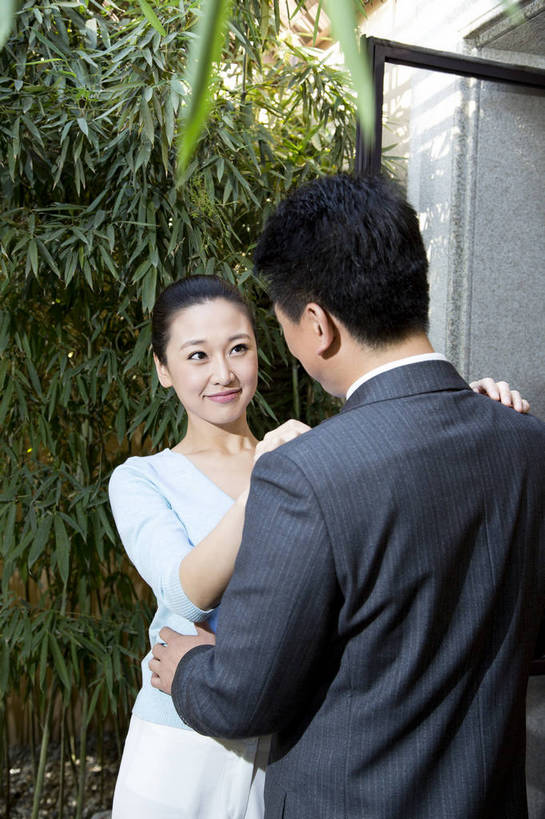 东方人,中年人,两个人,家庭,夫妻,站,竖图,彩色,室外,白天,正面,时尚,幸福,成功,门厅,北京,中国,上班,正装,图片,门口,豪华,美丽,背面,休闲,健康,休闲服,成熟,活力,可爱,美女,自信,摄影,生活方式,告别,优雅,亲近,亲情,家居服,居室,乐观,精明,男人,男性,年轻女性,女人,女性,中年男性,亚洲人,中国人,年轻人,情侣,拥抱,半身,西服,爱,高兴,愉快,奢华,bj174