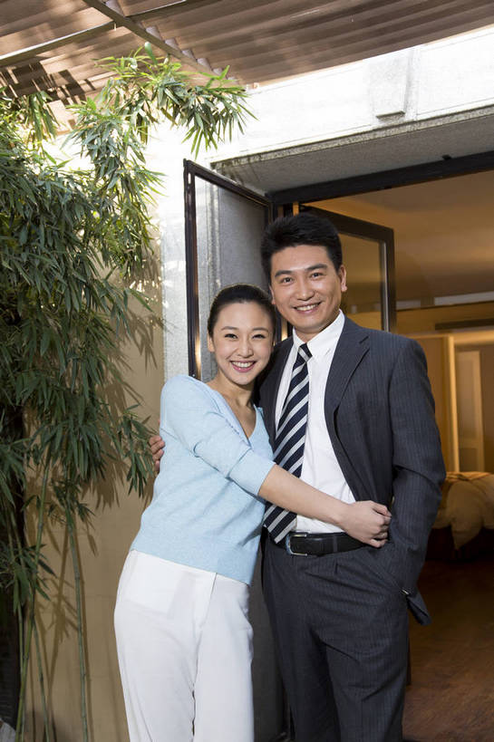 东方人,中年人,两个人,家庭,夫妻,站,竖图,彩色,室外,白天,正面,时尚,幸福,成功,门厅,北京,中国,上班,正装,图片,门口,豪华,美丽,休闲,健康,休闲服,成熟,活力,可爱,美女,自信,摄影,生活方式,告别,优雅,亲近,亲情,家居服,居室,乐观,精明,男人,男性,年轻女性,女人,女性,中年男性,亚洲人,中国人,年轻人,情侣,拥抱,半身,西服,爱,高兴,愉快,奢华,bj174