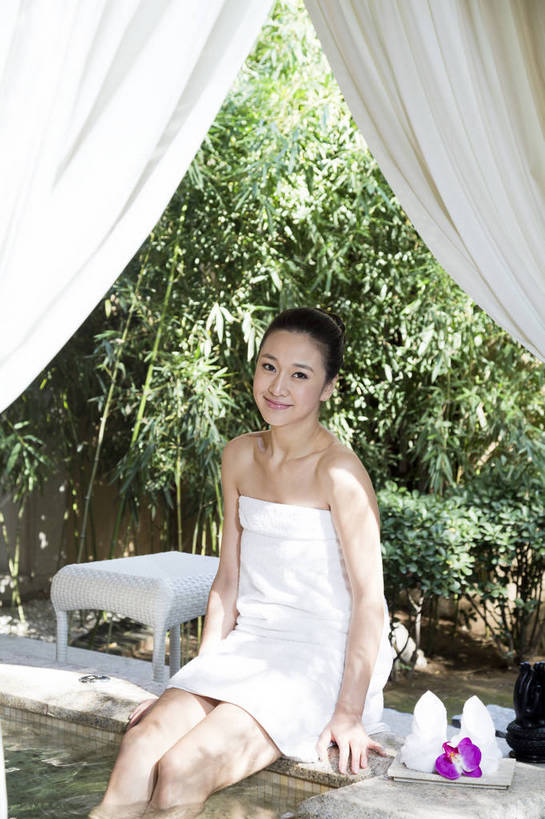 东方人,中年人,一个人,坐,竖图,彩色,室内,白天,侧面,时尚,幸福,温泉,浴室,北京,中国,图片,豪华,美丽,保养,泡脚,享受,休闲,健康,放松,活力,可爱,美女,美体,养生,摄影,生活方式,优雅,乐观,年轻女性,女人,女性,亚洲人,中国人,年轻人,半身,浴衣,高兴,愉快,奢华,bj174