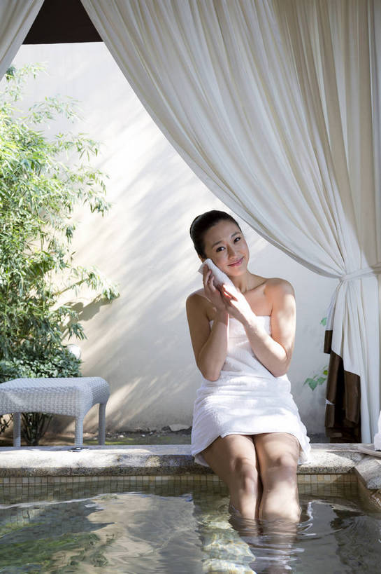 东方人,中年人,一个人,坐,竖图,彩色,室内,白天,正面,时尚,幸福,温泉,浴室,北京,中国,图片,豪华,美丽,保养,泡脚,享受,休闲,健康,放松,活力,可爱,美女,美体,养生,摄影,生活方式,优雅,乐观,年轻女性,女人,女性,亚洲人,中国人,年轻人,全身,浴衣,高兴,愉快,奢华,bj174