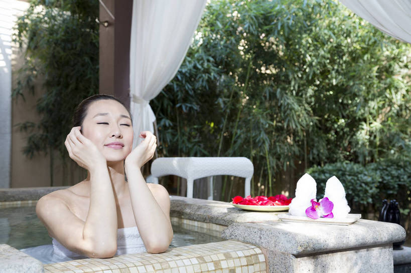 东方人,中年人,一个人,坐,横图,彩色,室内,白天,正面,洗澡,时尚,幸福,温泉,浴室,北京,中国,图片,豪华,美丽,干净,清洁,享受,休闲,健康,放松,活力,可爱,美女,美体,保健,花瓣澡,泡温泉,养生,摄影,生活方式,优雅,卫生,乐观,泡汤,年轻女性,女人,女性,亚洲人,中国人,年轻人,半身,浴衣,沐浴,高兴,愉快,奢华,花瓣浴,bj174