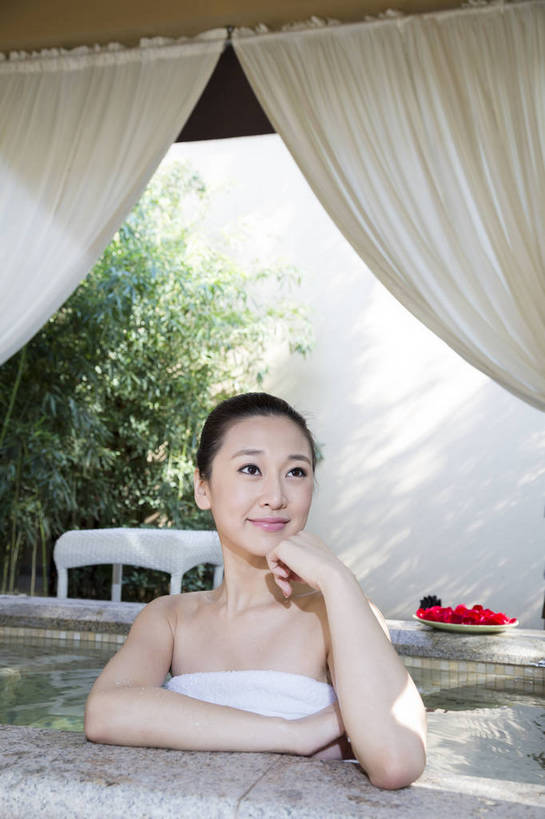 东方人,中年人,一个人,坐,竖图,彩色,室内,白天,正面,洗澡,时尚,幸福,温泉,浴室,北京,中国,图片,豪华,美丽,干净,清洁,享受,休闲,健康,放松,活力,可爱,美女,美体,保健,花瓣澡,泡温泉,养生,摄影,生活方式,优雅,卫生,乐观,泡汤,年轻女性,女人,女性,亚洲人,中国人,年轻人,半身,浴衣,沐浴,高兴,愉快,奢华,花瓣浴,bj174