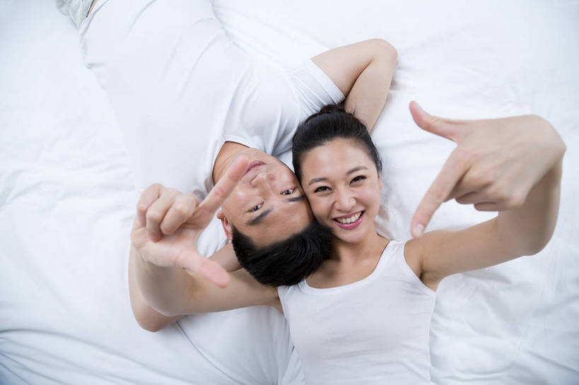 东方人,中年人,两个人,家庭,夫妻,躺,横图,俯视,彩色,室内,白天,正面,时尚,幸福,成功,卧室,北京,中国,图片,美丽,注视,观察,看,手势,休息,休闲,健康,成熟,活力,可爱,美女,自信,比划,摄影,生活方式,观看,优雅,察看,关注,亲近,亲情,家居服,居室,便装,乐观,精明,男人,男性,年轻女性,女人,女性,中年男性,亚洲人,中国人,年轻人,情侣,半身,爱,高兴,愉快,奢华,bj174