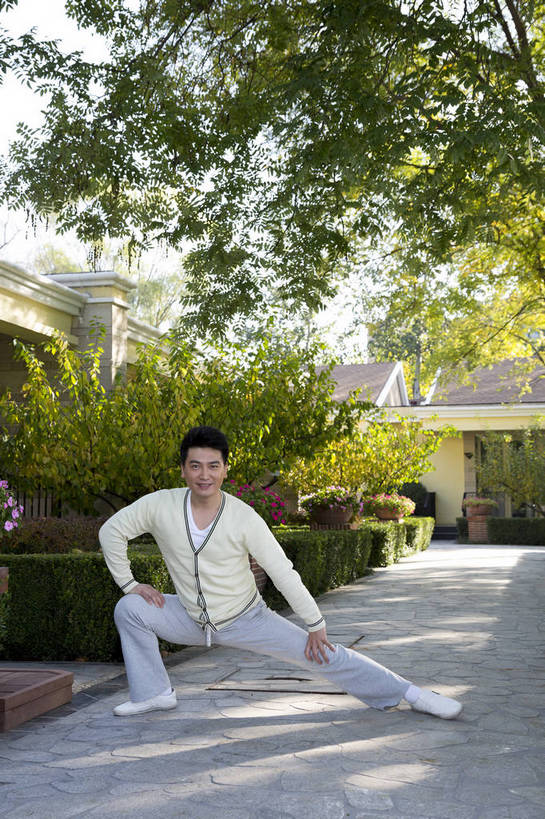 东方人,中年人,花园,站,打电话,竖图,彩色,室外,白天,正面,锻炼,度假,时尚,成功,北京,中国,仅一个人,图片,庭院,晨练,休闲,健康,休闲服,成熟,活力,自信,压腿,做操,摄影,生活方式,精明,男人,男性,中年男性,亚洲人,中国人,全身,愉快,奢华,bj174