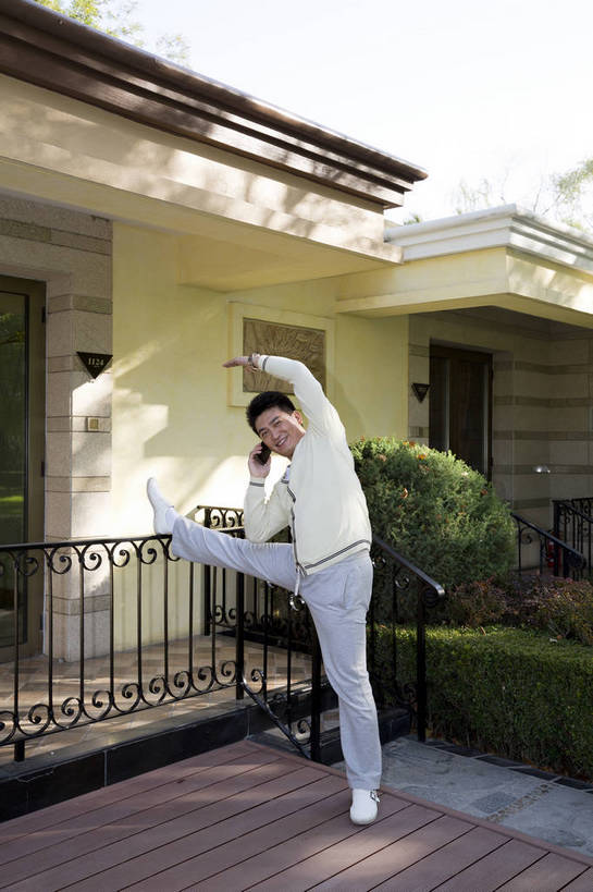 东方人,中年人,花园,站,打电话,竖图,彩色,室外,白天,侧面,锻炼,度假,时尚,成功,北京,中国,仅一个人,图片,庭院,晨练,休闲,健康,休闲服,成熟,活力,自信,压腿,做操,摄影,生活方式,精明,男人,男性,中年男性,亚洲人,中国人,全身,愉快,奢华,bj174