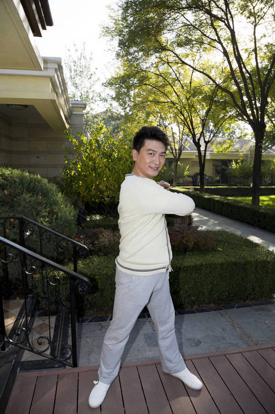 东方人,中年人,花园,站,竖图,彩色,室外,白天,侧面,锻炼,度假,时尚,成功,北京,中国,仅一个人,图片,庭院,晨练,休闲,健康,休闲服,成熟,活力,自信,做操,摄影,生活方式,精明,男人,男性,中年男性,亚洲人,中国人,全身,愉快,奢华,bj174