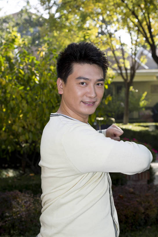 东方人,中年人,花园,站,竖图,彩色,室外,白天,侧面,锻炼,度假,时尚,成功,北京,中国,仅一个人,图片,庭院,晨练,休闲,健康,休闲服,成熟,活力,自信,做操,摄影,生活方式,精明,男人,男性,中年男性,亚洲人,中国人,半身,愉快,奢华,bj174