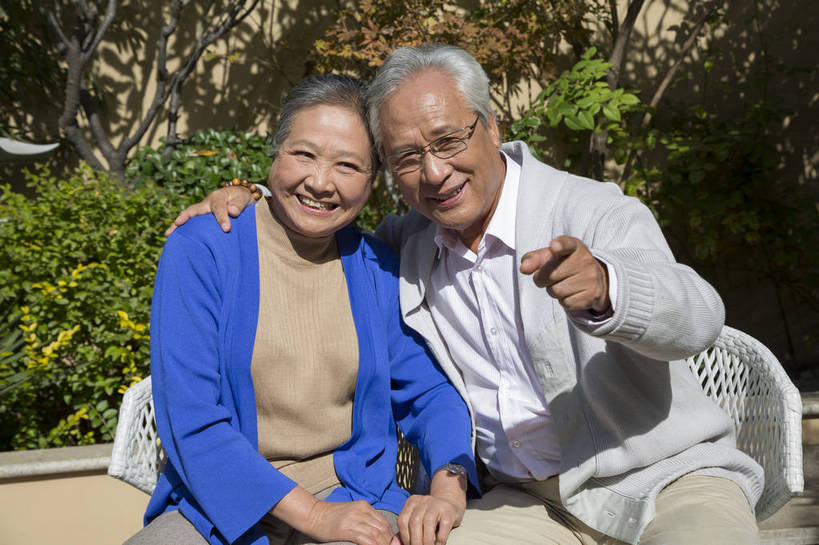 东方人,老年人,两个人,夫妻,花园,坐,笑,横图,彩色,室外,白天,正面,爱情,度假,时尚,成功,北京,中国,图片,院子,浪漫,休闲,健康,休闲服,成熟,恩爱,活力,亲密,自信,恋人,摄影,生活方式,亲情,精明,老年男性,老年女性,男人,男性,女人,女性,亚洲人,中国人,夫妇,情侣,半身,愉快,伴侣,奢华,bj174