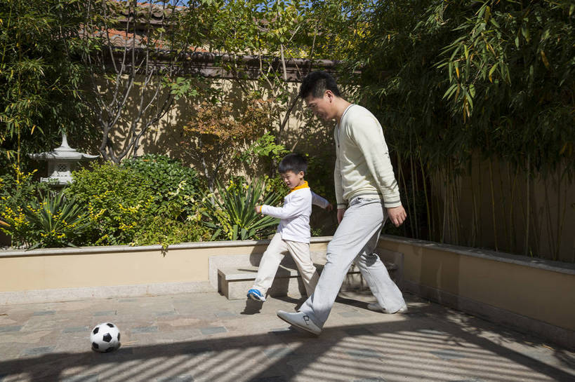 东方人,婴儿,儿童,中年人,两个人,家庭,父亲,儿子,花园,跑,笑,横图,彩色,室外,白天,侧面,度假,时尚,幸福,纯洁,成功,北京,中国,图片,院子,小孩,休闲,健康,温馨,父子,休闲服,活力,可爱,童趣,自信,摄影,活泼,生活方式,和睦,亲情,宝宝,踢足球,纯真,烂漫,无邪,团圆,乐观,伶俐,天真,男孩,男人,男性,中年男性,亚洲人,中国人,孩子,玩耍,全身,爱,高兴,愉快,男生,奢华,bj174