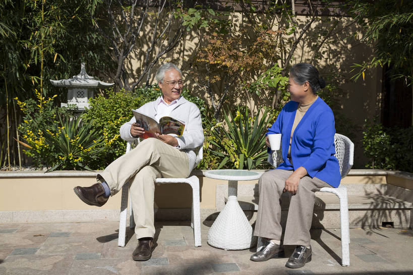 东方人,老年人,两个人,夫妻,花园,坐,笑,横图,彩色,室外,白天,正面,侧面,爱情,看书,度假,时尚,成功,北京,中国,图片,院子,浪漫,喝茶,休闲,健康,休闲服,成熟,恩爱,活力,亲密,自信,恋人,摄影,生活方式,亲情,精明,老年男性,老年女性,男人,男性,女人,女性,亚洲人,中国人,夫妇,情侣,全身,愉快,伴侣,奢华,bj174