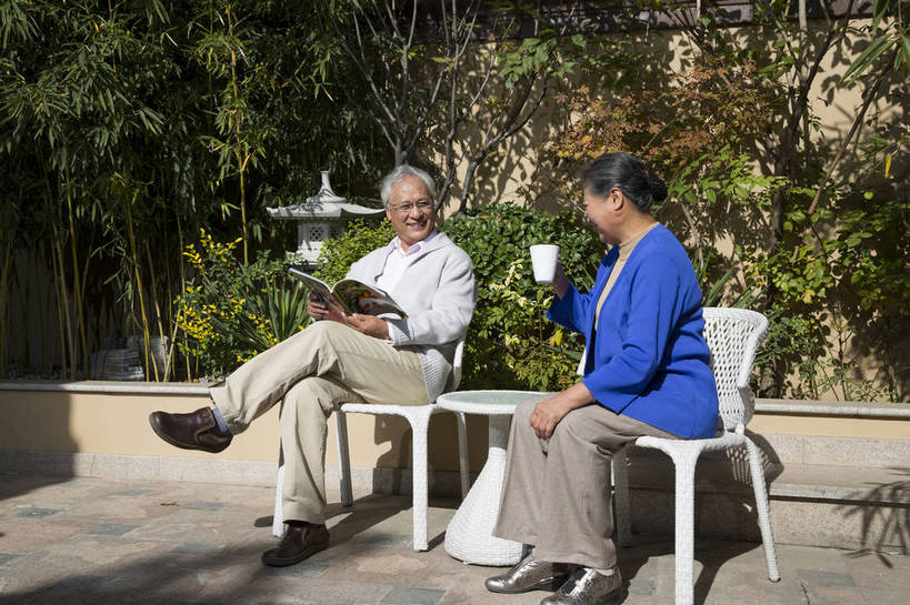 东方人,老年人,两个人,夫妻,花园,坐,笑,横图,彩色,室外,白天,侧面,爱情,看书,度假,时尚,成功,北京,中国,图片,院子,浪漫,喝茶,休闲,健康,休闲服,成熟,恩爱,活力,亲密,自信,恋人,摄影,生活方式,亲情,精明,老年男性,老年女性,男人,男性,女人,女性,亚洲人,中国人,夫妇,情侣,全身,愉快,伴侣,奢华,bj174