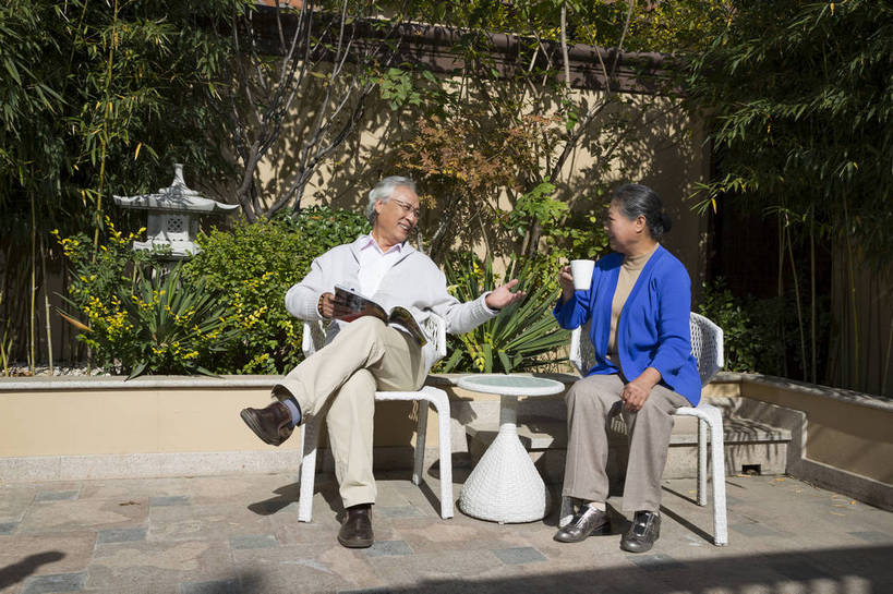 东方人,老年人,两个人,夫妻,花园,坐,笑,横图,彩色,室外,白天,正面,侧面,爱情,看书,度假,时尚,成功,北京,中国,图片,院子,浪漫,喝茶,休闲,健康,休闲服,成熟,恩爱,活力,亲密,自信,恋人,摄影,生活方式,亲情,精明,老年男性,老年女性,男人,男性,女人,女性,亚洲人,中国人,夫妇,情侣,全身,愉快,伴侣,奢华,bj174