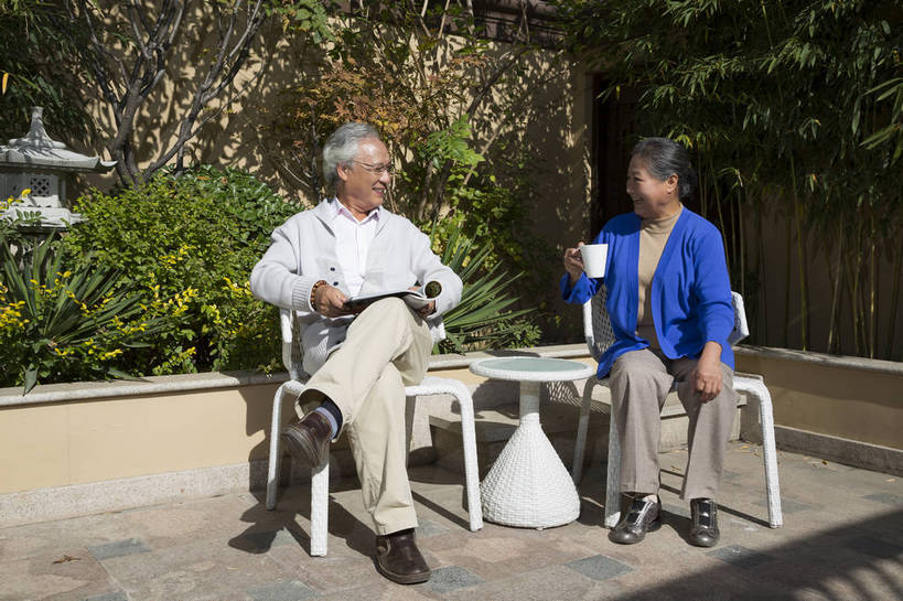 东方人,老年人,两个人,夫妻,花园,坐,笑,横图,彩色,室外,白天,正面,爱情,看书,度假,时尚,成功,北京,中国,图片,院子,浪漫,喝茶,休闲,健康,休闲服,成熟,恩爱,活力,亲密,自信,恋人,摄影,生活方式,亲情,精明,老年男性,老年女性,男人,男性,女人,女性,亚洲人,中国人,夫妇,情侣,全身,愉快,伴侣,奢华,bj174
