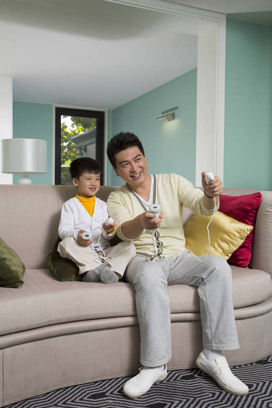 东方人,婴儿,儿童,中年人,两个人,家庭,父亲,儿子,客厅,坐,竖图,彩色,室内,白天,正面,时尚,幸福,纯洁,成功,沙发,北京,中国,图片,豪华,小孩,休息,休闲,健康,温馨,父子,活力,可爱,童趣,自信,摄影,活泼,生活方式,和睦,亲近,亲情,宝宝,家居服,玩游戏,纯真,烂漫,无邪,团圆,乐观,伶俐,天真,男孩,男人,男性,中年男性,亚洲人,中国人,孩子,全身,爱,高兴,愉快,男生,奢华,bj174