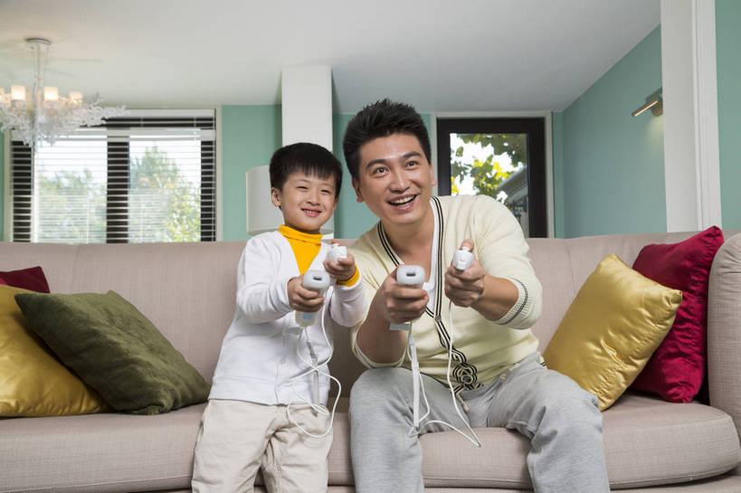 东方人,婴儿,儿童,中年人,两个人,家庭,父亲,儿子,客厅,坐,横图,彩色,室内,白天,正面,时尚,幸福,纯洁,成功,沙发,北京,中国,图片,豪华,小孩,休息,休闲,健康,温馨,父子,活力,可爱,童趣,自信,摄影,活泼,生活方式,和睦,亲近,亲情,宝宝,家居服,玩游戏,纯真,烂漫,无邪,团圆,乐观,伶俐,天真,男孩,男人,男性,中年男性,亚洲人,中国人,孩子,半身,爱,高兴,愉快,男生,奢华,bj174