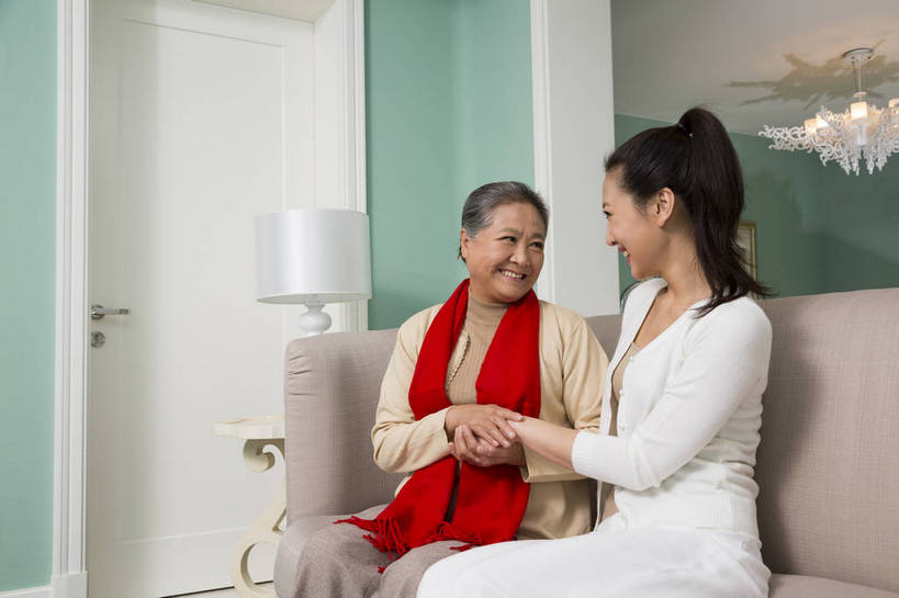 东方人,中年人,老年人,两个人,四个人,家庭,客厅,坐,横图,彩色,室内,白天,侧面,时尚,幸福,成功,沙发,北京,中国,新年,图片,豪华,美丽,休息,休闲,健康,温馨,喜庆,成熟,活力,可爱,美女,自信,摄影,生活方式,优雅,和睦,亲近,亲情,家居服,合家欢,团圆,乐观,精明,老年女性,年轻女性,女人,女性,亚洲人,中国人,年轻人,全家福,半身,爱,高兴,愉快,奢华,bj174