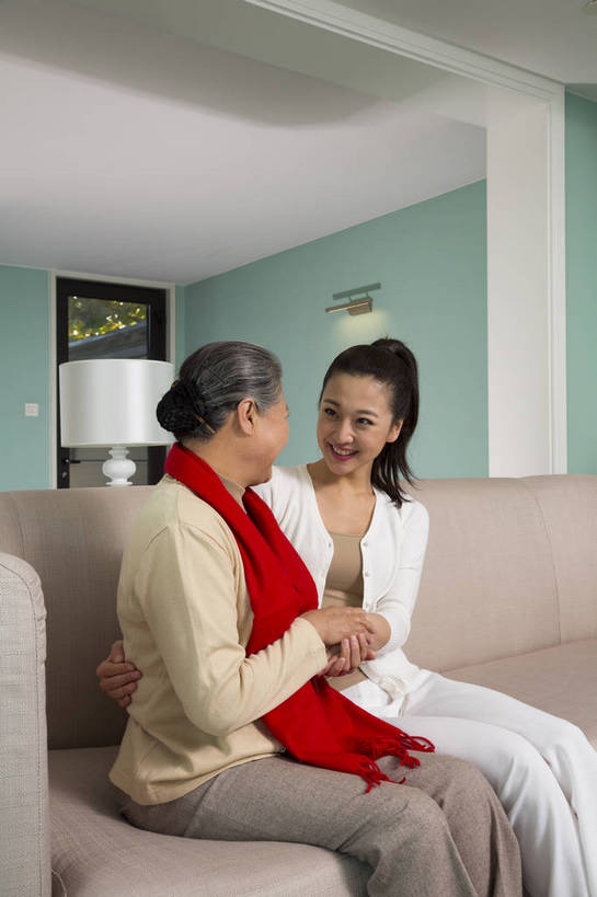 东方人,中年人,老年人,两个人,四个人,家庭,客厅,坐,竖图,彩色,室内,白天,侧面,时尚,幸福,成功,沙发,北京,中国,新年,图片,豪华,美丽,休息,休闲,健康,温馨,喜庆,成熟,活力,可爱,美女,自信,摄影,生活方式,优雅,和睦,亲近,亲情,家居服,合家欢,团圆,乐观,精明,老年女性,年轻女性,女人,女性,亚洲人,中国人,年轻人,全家福,半身,爱,高兴,愉快,奢华,bj174