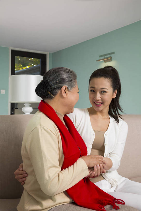 东方人,中年人,老年人,两个人,四个人,家庭,客厅,坐,竖图,彩色,室内,白天,侧面,时尚,幸福,成功,沙发,北京,中国,新年,图片,豪华,美丽,休息,休闲,健康,温馨,喜庆,成熟,活力,可爱,美女,自信,摄影,生活方式,优雅,和睦,亲近,亲情,家居服,合家欢,团圆,乐观,精明,老年女性,年轻女性,女人,女性,亚洲人,中国人,年轻人,全家福,半身,爱,高兴,愉快,奢华,bj174