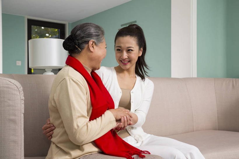 东方人,中年人,老年人,两个人,四个人,家庭,客厅,坐,横图,彩色,室内,白天,侧面,时尚,幸福,成功,沙发,北京,中国,新年,图片,豪华,美丽,休息,休闲,健康,温馨,喜庆,成熟,活力,可爱,美女,自信,摄影,生活方式,优雅,和睦,亲近,亲情,家居服,合家欢,团圆,乐观,精明,老年女性,年轻女性,女人,女性,亚洲人,中国人,年轻人,全家福,半身,爱,高兴,愉快,奢华,bj174