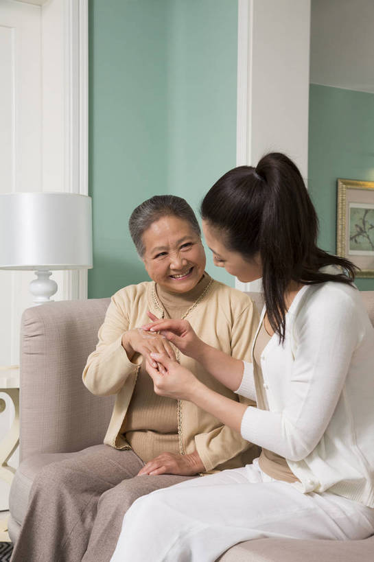 东方人,中年人,老年人,两个人,四个人,家庭,客厅,坐,竖图,彩色,室内,白天,侧面,时尚,幸福,成功,沙发,北京,中国,护肤,图片,豪华,美丽,休息,休闲,健康,温馨,成熟,活力,可爱,美女,自信,摄影,生活方式,优雅,和睦,亲近,亲情,家居服,合家欢,团圆,乐观,精明,老年女性,年轻女性,女人,女性,亚洲人,中国人,年轻人,全家福,半身,爱,高兴,愉快,奢华,bj174