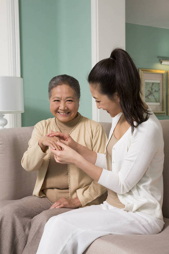 东方人,中年人,老年人,两个人,四个人,家庭,客厅,坐,竖图,彩色,室内,白天,正面,侧面,时尚,幸福,成功,沙发,北京,中国,护肤,图片,豪华,美丽,休息,休闲,健康,温馨,成熟,活力,可爱,美女,自信,摄影,生活方式,优雅,和睦,亲近,亲情,家居服,合家欢,团圆,乐观,精明,老年女性,年轻女性,女人,女性,亚洲人,中国人,年轻人,全家福,半身,爱,高兴,愉快,奢华,bj174